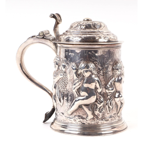 1150 - A large George I silver lidded tankard with embossed Bacchanalian figures in a procession, London 17... 