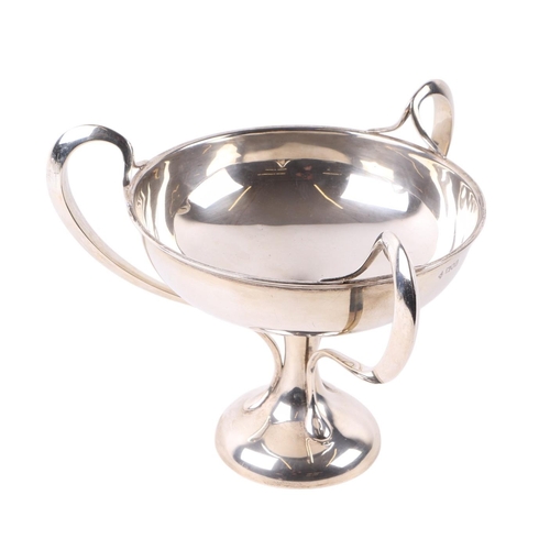 1171 - An Art Nouveau silver tazza with sinuous handles, Horace Woodward & Co. Ltd, London 1907, 864g, 21cm... 