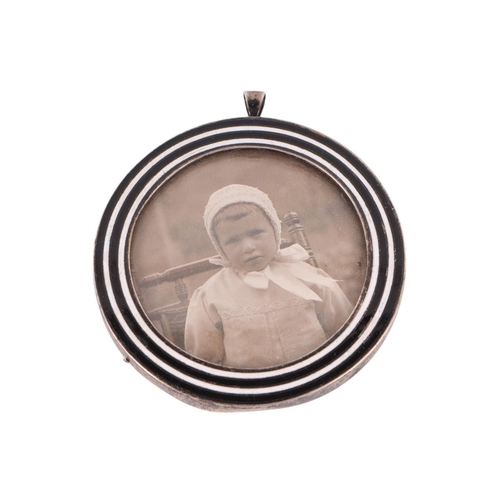 1825 - A George V silver and enamel circular pendant photo frame, Birmingham 1914, 6cms diameter.