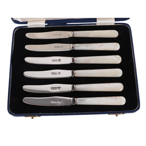 446 - A cased set of Garrard & Co. silver pearl handled butter knives, Sheffield 1960.