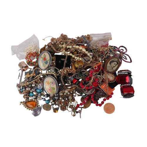 462 - A quantity of costume jewellery to include necklaces and brooches.