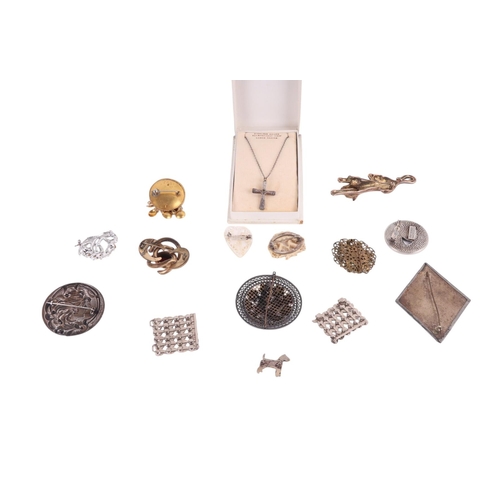 477 - A quantity of antique and later costume jewellery to include a boxed silver cross set with a Stanhop... 