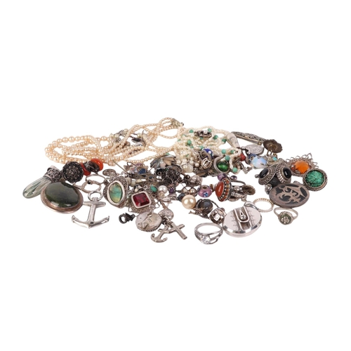 482 - A quantity of assorted silver jewellery to include rings, brooches, necklaces and similar items.