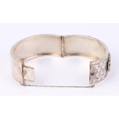 515 - A Victorian silver hinged buckle bangle, Birmingham 1884, 32g.