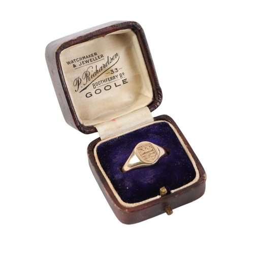 519 - A gentleman's 9ct gold seal signet ring with family crest, approx UK size N, 4.1g, boxed.