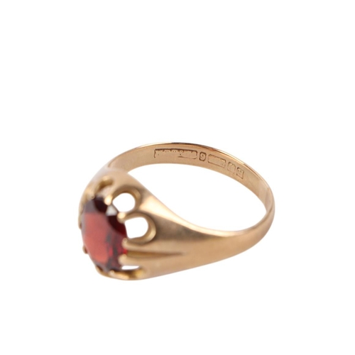 530 - A gentleman's 9ct gold garnet set ring, approx UK size U, 4.4g.