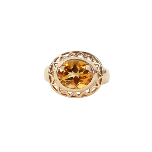 533 - A 14ct gold and Citrine ring, approx UK size L, 5.6g.