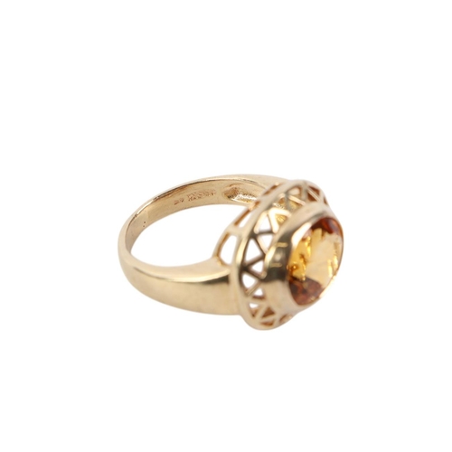 533 - A 14ct gold and Citrine ring, approx UK size L, 5.6g.