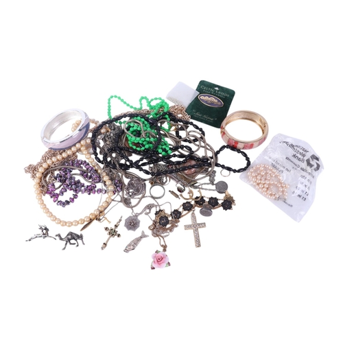 552 - A quantity of costume jewellery to include a Japanese Komai bracelet and earrings, a pearl necklace,... 