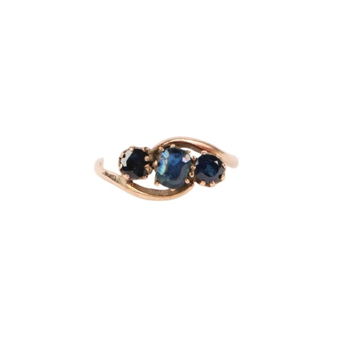 559 - A 9ct gold ring set with three dark blue stones, approx UK size P, 2.1g.