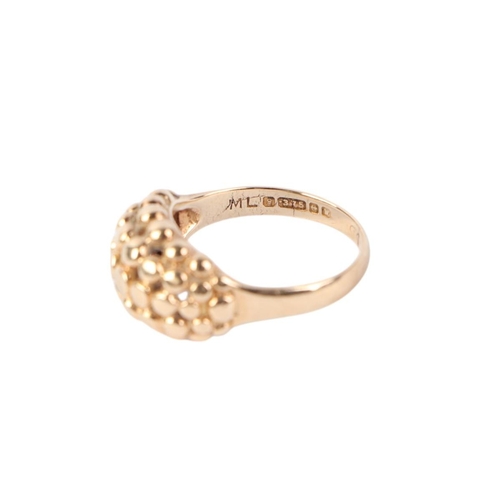 560 - A 9ct gold keeper ring, approx UK size N, 3g.