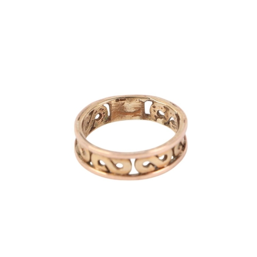 564 - A 9ct gold pierced wedding band, approx UK size O, 3g.