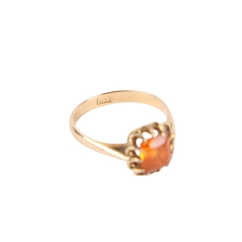 565 - A 14ct gold ring set with a rectangular orange stone, approx UK size N, 2,5g.