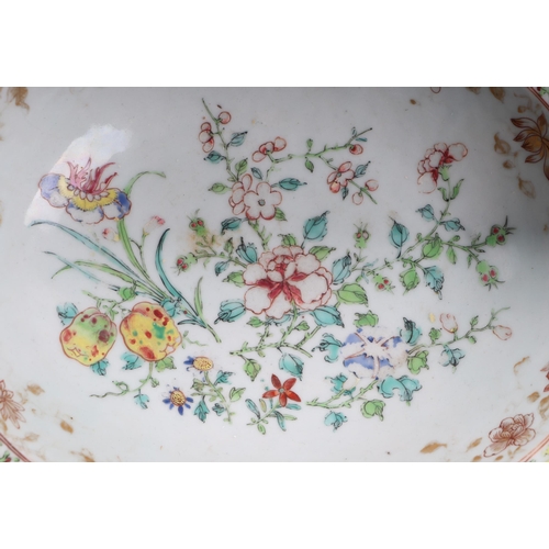 663 - A Chinese Export famille rose barber's bowl decorated with flowers, 33cms wide.Condition ReportThere... 