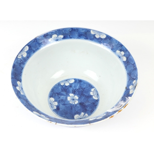 673 - A Chinese blue & white bowl decorated with dragons, 20cms diameter; together with a Chinese blue & w... 