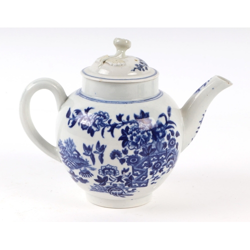 768 - A Worcester First Period fence pattern teapot, 15cms high.