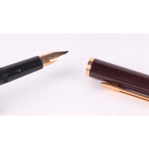 945 - A Parker Duofold fountain pen with 14K gold nib; together with four other fountain pens (5)