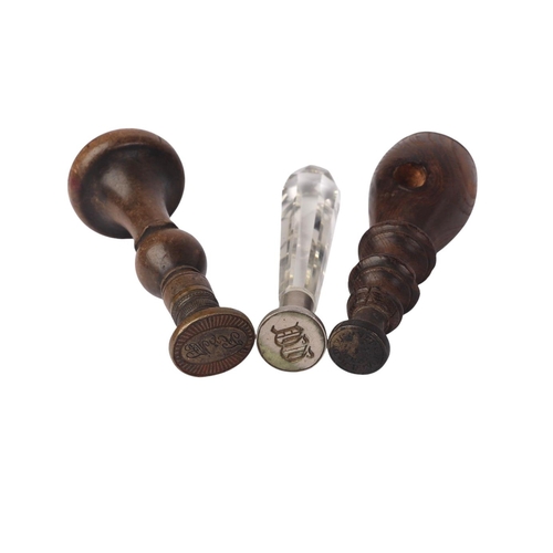 952 - A quantity of desk seals, mostly with turned wooden handles but also including glass and onyx handle... 