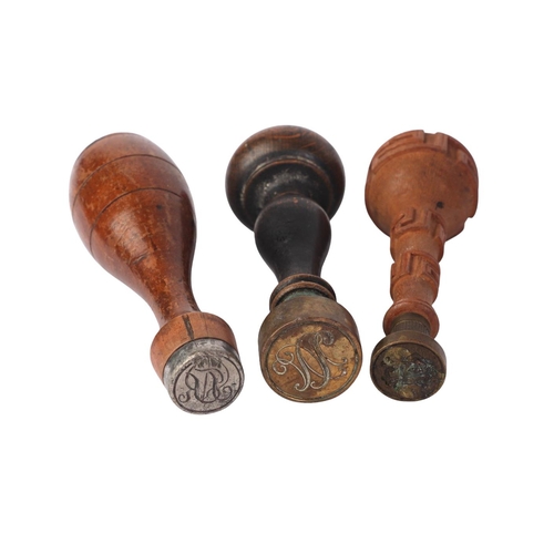 952 - A quantity of desk seals, mostly with turned wooden handles but also including glass and onyx handle... 