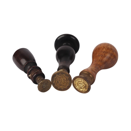 952 - A quantity of desk seals, mostly with turned wooden handles but also including glass and onyx handle... 