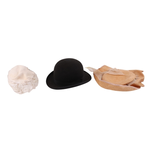 134 - A quantity of vintage hats to include straw boaters, a bowler hat and Harrods hat boxes.