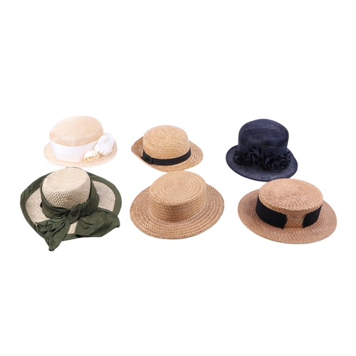 134 - A quantity of vintage hats to include straw boaters, a bowler hat and Harrods hat boxes.