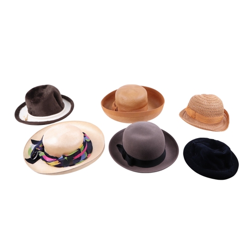 134 - A quantity of vintage hats to include straw boaters, a bowler hat and Harrods hat boxes.