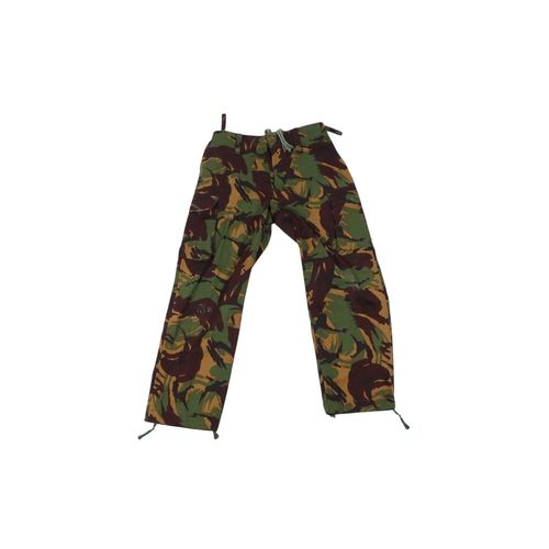 126 - A British Army Cold War era Jungle Warfare Combat uniform shirt and trousers (ref: IJM).