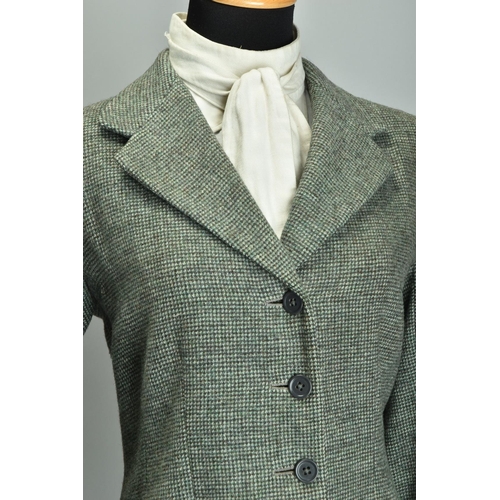 187 - A traditional riding style ladies' 1950s tweed jacket (ref: YDK).  Condition Report                 ... 