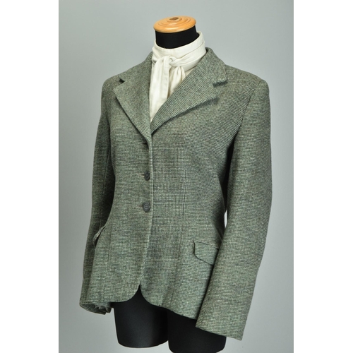 187 - A traditional riding style ladies' 1950s tweed jacket (ref: YDK).  Condition Report                 ... 