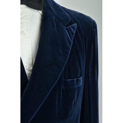 226 - A gentleman's evening wear velvet smoking jacket (ref: XBE). Condition Report                       ... 