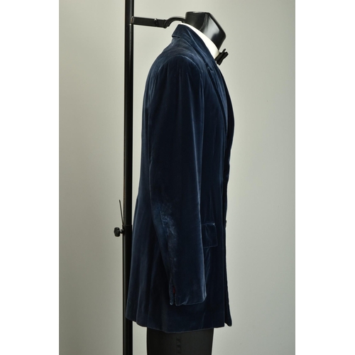 226 - A gentleman's evening wear velvet smoking jacket (ref: XBE). Condition Report                       ... 