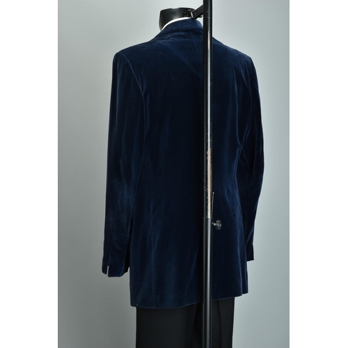 226 - A gentleman's evening wear velvet smoking jacket (ref: XBE). Condition Report                       ... 