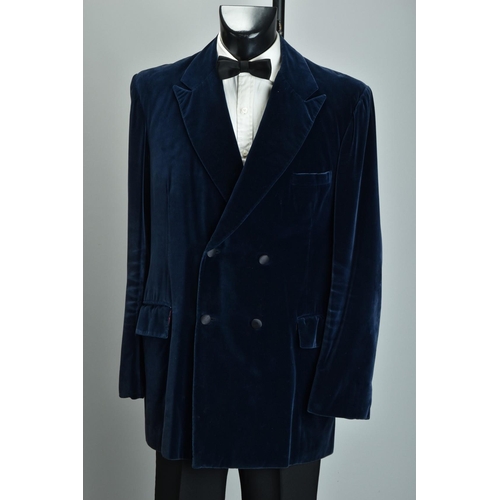 226 - A gentleman's evening wear velvet smoking jacket (ref: XBE). Condition Report                       ... 