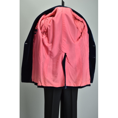 226 - A gentleman's evening wear velvet smoking jacket (ref: XBE). Condition Report                       ... 