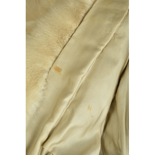 231 - A mid 20th century mink coat (ref: VPQ) Condition Report                            Fine qualit... 