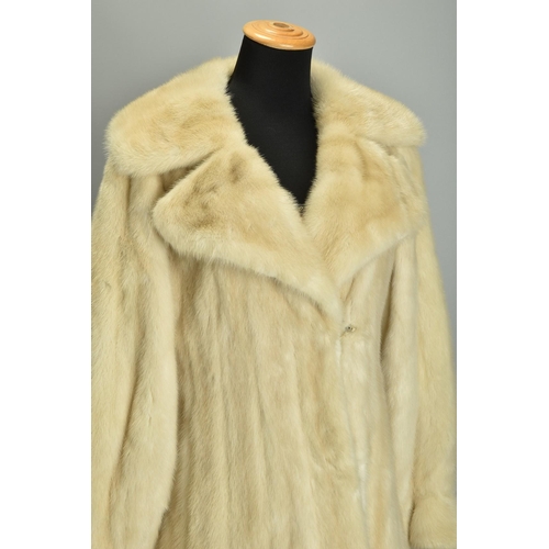 231 - A mid 20th century mink coat (ref: VPQ) Condition Report                            Fine qualit... 