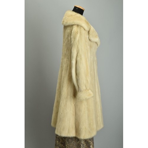 231 - A mid 20th century mink coat (ref: VPQ) Condition Report                            Fine qualit... 