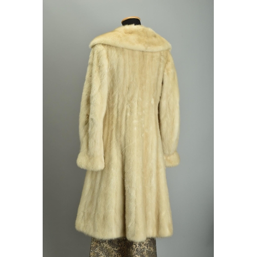 231 - A mid 20th century mink coat (ref: VPQ) Condition Report                            Fine qualit... 