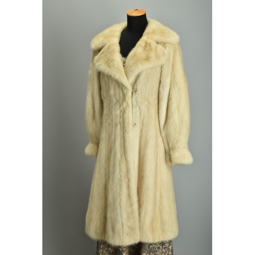 231 - A mid 20th century mink coat (ref: VPQ) Condition Report                            Fine qualit... 