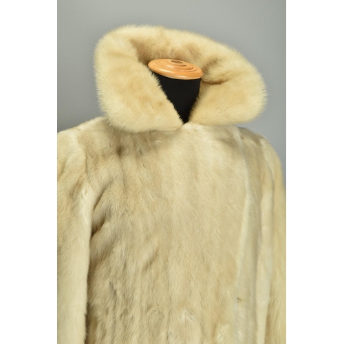 231 - A mid 20th century mink coat (ref: VPQ) Condition Report                            Fine qualit... 