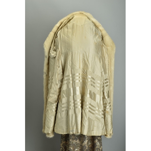 231 - A mid 20th century mink coat (ref: VPQ) Condition Report                            Fine qualit... 