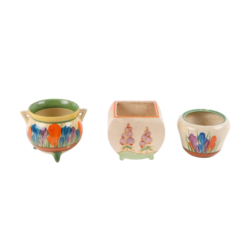 401 - A Clarice cliff Limberlost pattern sugar bowl; together with Clarice Cliff Crocus pattern pots (3).