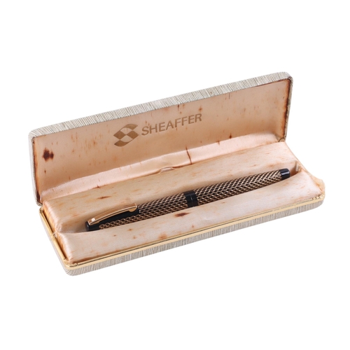 557 - A Sheaffer vintage fountain pen with 14ct gold nib, cased.