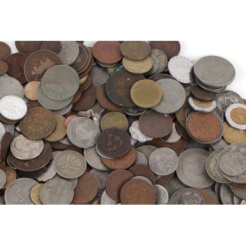 675 - A collection of world coinage and bank notes, both pre and post WWII, from various countries includi... 