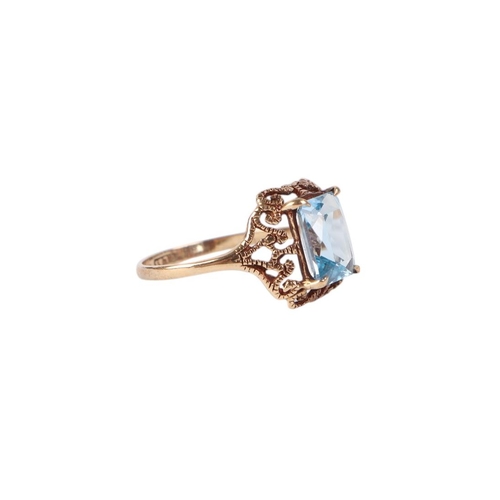 772 - A 9ct gold and synthetic aquamarine ring, approx UK size P, 2.1g.