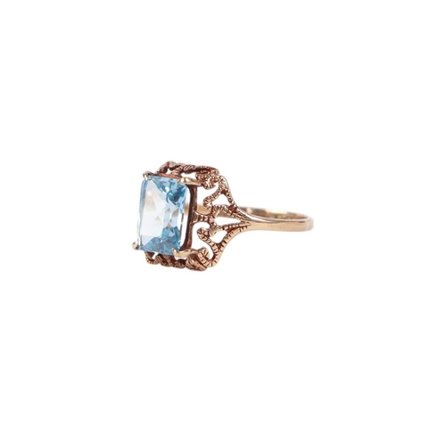 772 - A 9ct gold and synthetic aquamarine ring, approx UK size P, 2.1g.