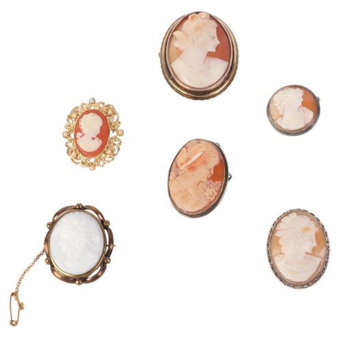 811 - A group of cameo brooches to include silver and yellow metal mounted examples (7).