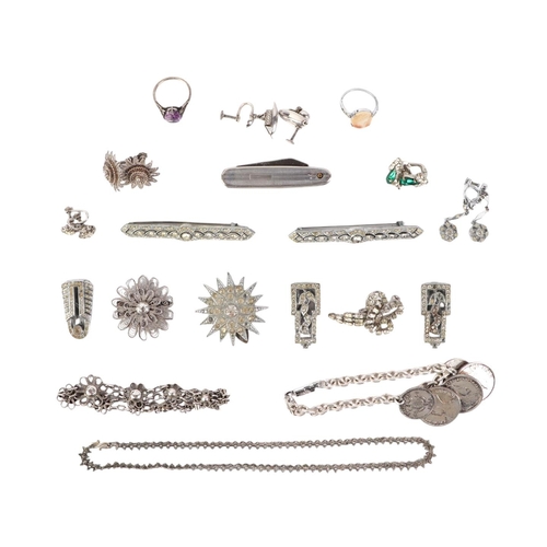 829 - A quantity of costume jewellery to include a gilt metal mourning brooch and a quantity of hat pins.