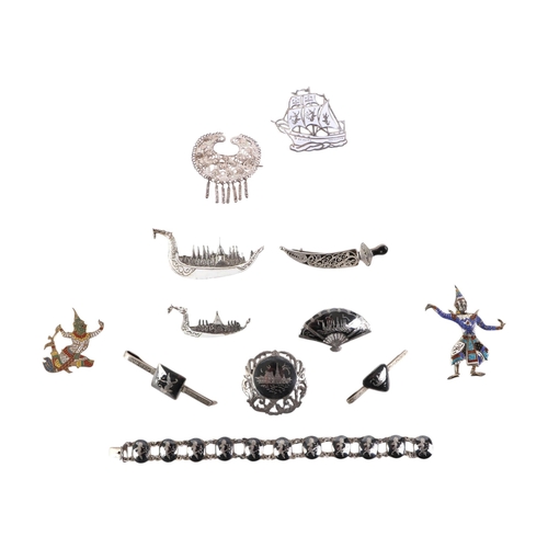 832 - A quantity of Siam silver and niello work jewellery to include brooches and bracelets, 81g.